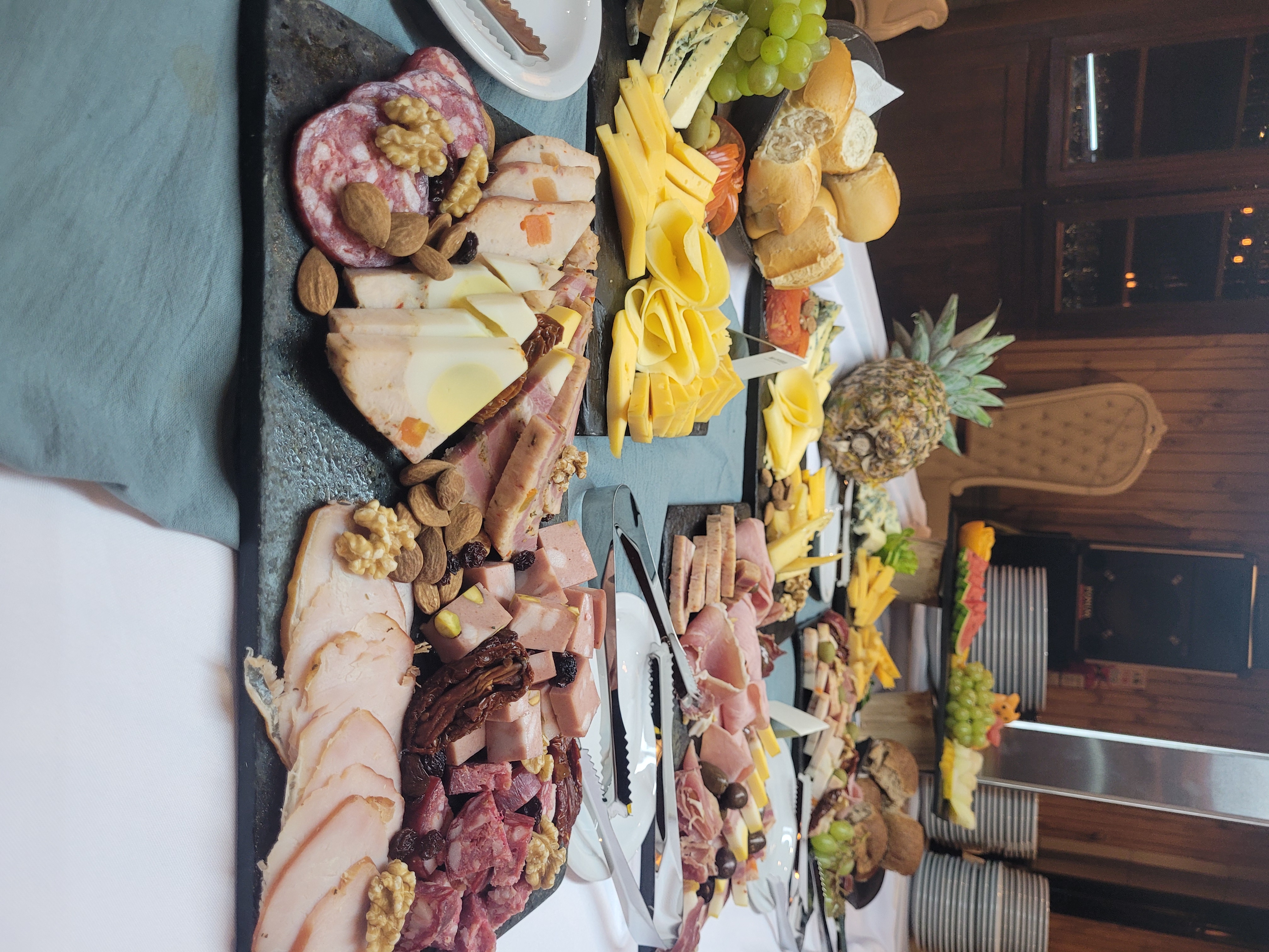 Estación de fiambres, quesos y frutas del buffet